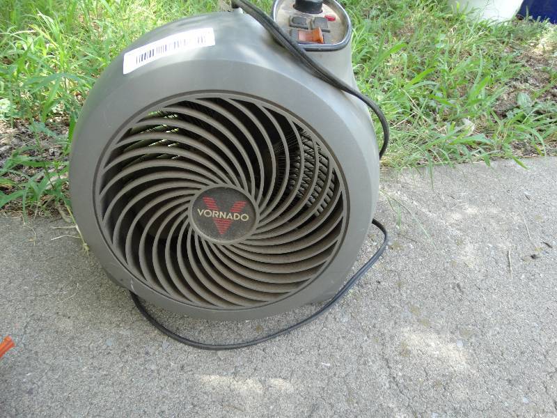 lot 325 image: Small Vornado fan