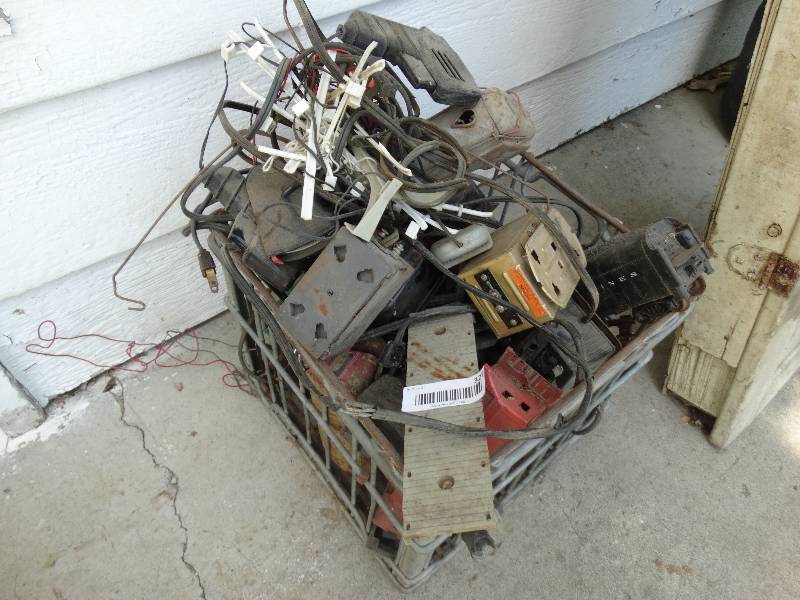 lot 327 image: Wire basket filled w old trains & parts