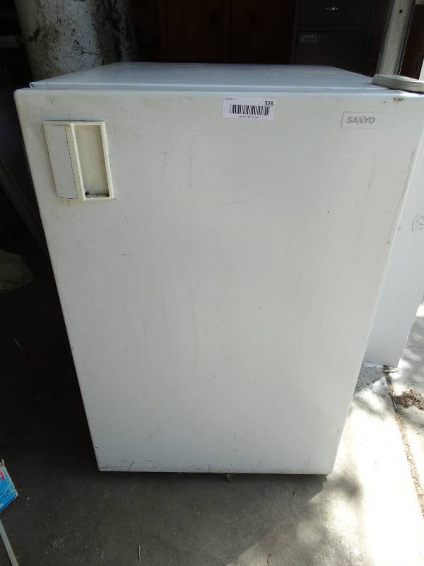 lot 328 image: Sanyo mini fridge