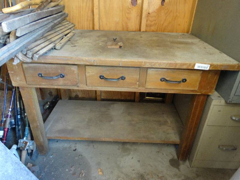 lot 330 image: Work bench w 3 drawers