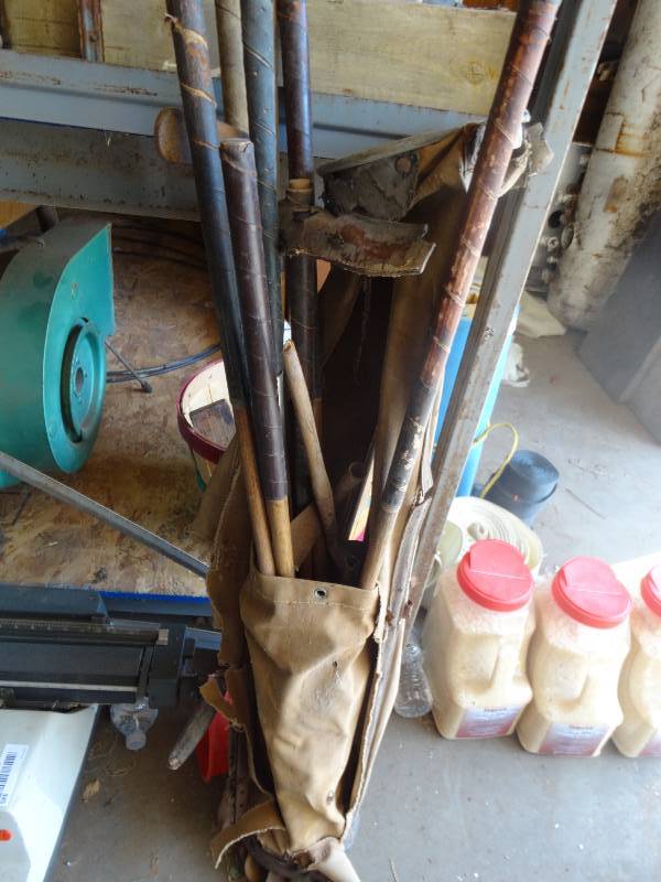 lot 344 image: Very old golf bag w wooden golf clubs