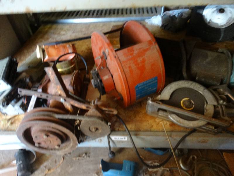 lot 358 image: Skilsaw 7-14 saw, radios, misc.