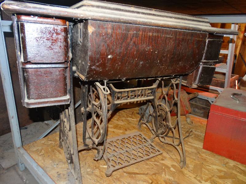 lot 361 image: Antique Singer treadle sewing machine cabinet