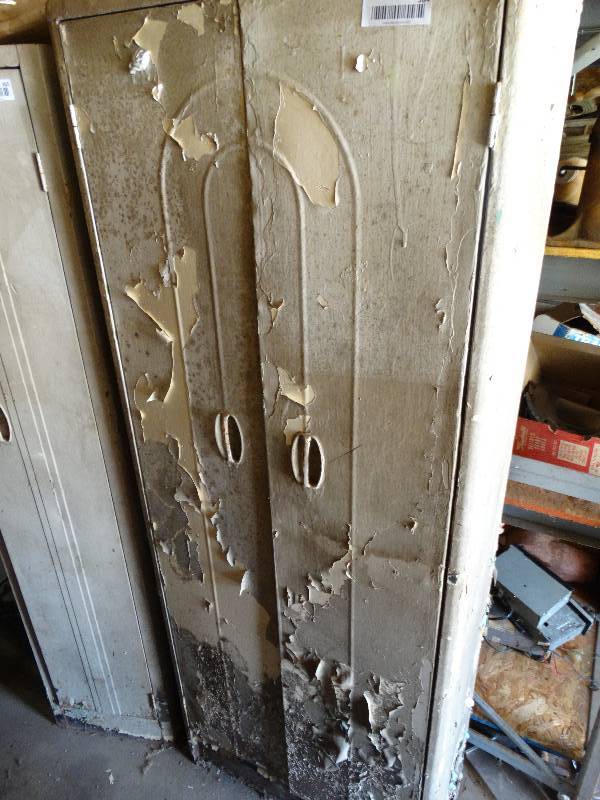 lot 364 image: Metal 2 door storage cabinet