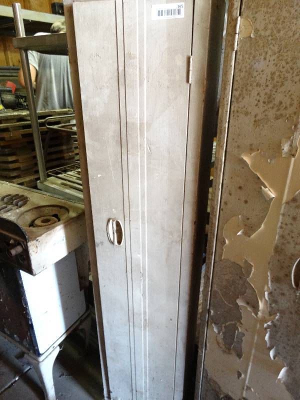 lot 365 image: Metal storage cabinet