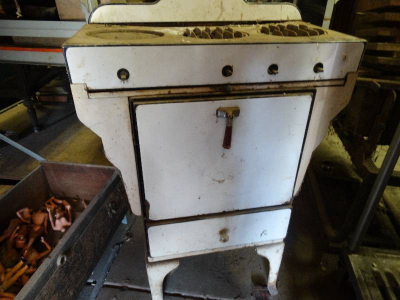 lot 366 image: Antique kitchen stove
