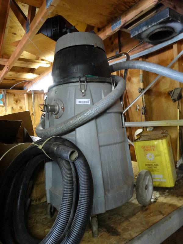 lot 370 image: Vacuum pump on wheels