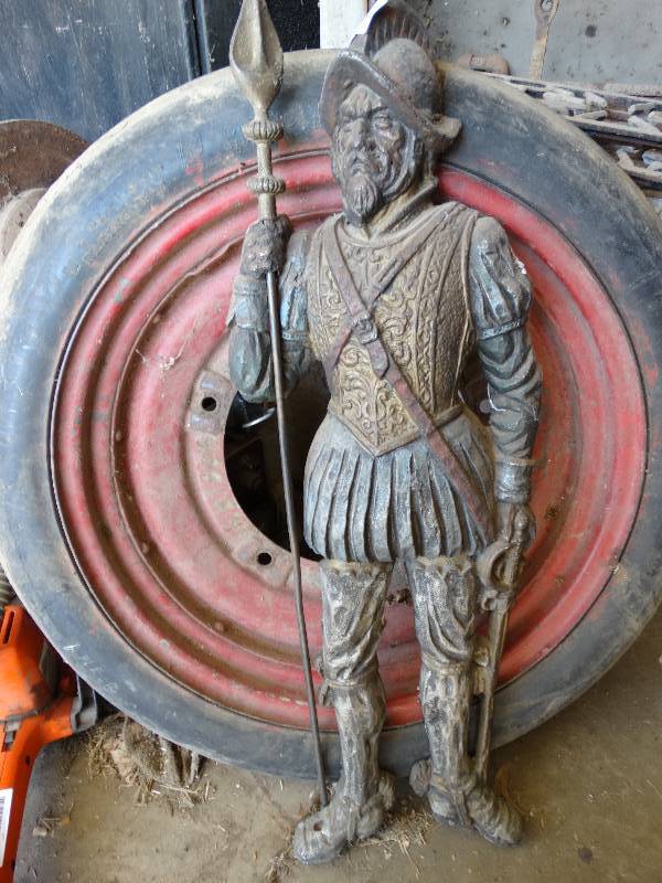 lot 386 image: Metal Knight decor, baby decor