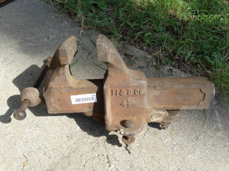 lot 389 image: Large 4-12 bench vise