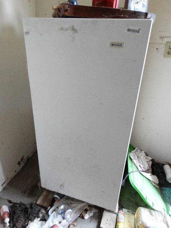 lot 392 image: Frigidaire small upright freezer