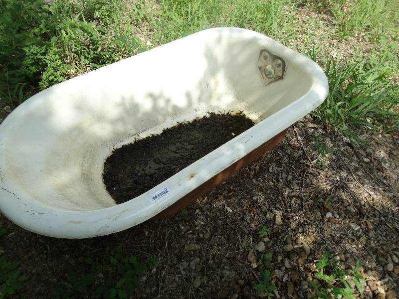 lot 394 image: Cast iron tub