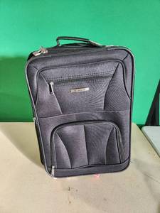 lot 15798 image: Rockland Luggage 19 Inch Expandable Carry On Black One Size