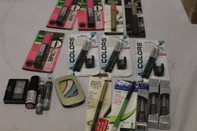 lot 6644 image: Random Makeup Lot - 18 Pieces