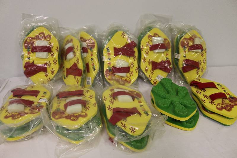 lot 6652 image: 10 Pairs Snow Sand Footprint Wacky Trax