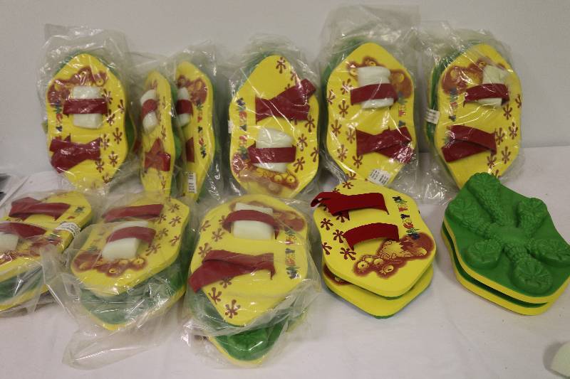 lot 6653 image: 10 Pairs Snow Sand Footprint Wacky Trax