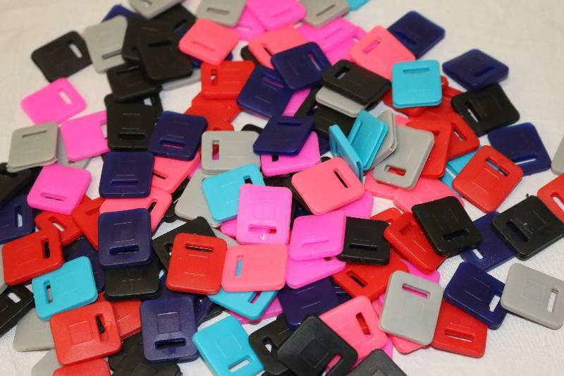 lot 6699 image: 140 Key Caps - Multi-Colors