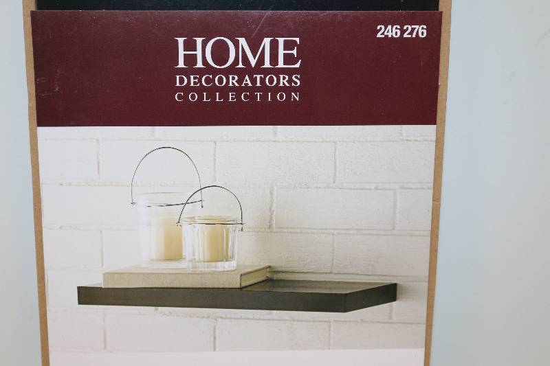 lot 6714 image: 18 Inch Decorative Floating Shelf - NEW