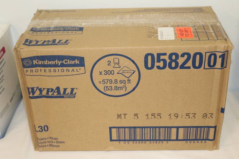 lot 6730 image: Wypall Center Pull Strong Wipes