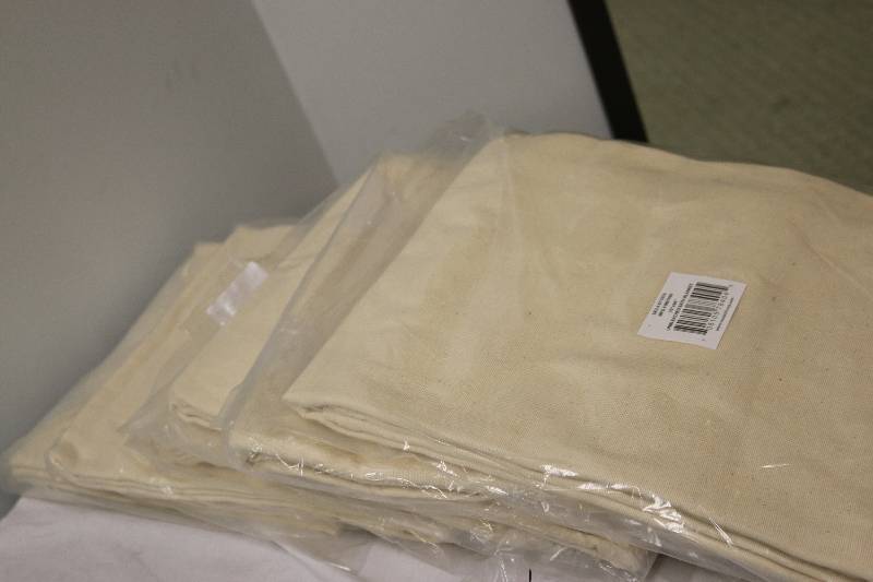 lot 6792 image: 6 Total 70 x 90 LARGE Bath Blankets
