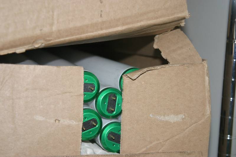 lot 6580 image: Case of 30 Philips 423889 High Performance Lamps 40W T12