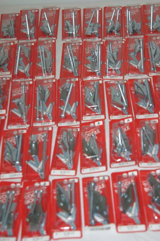 lot 7360 image: 39 Packs Toggle Bolts