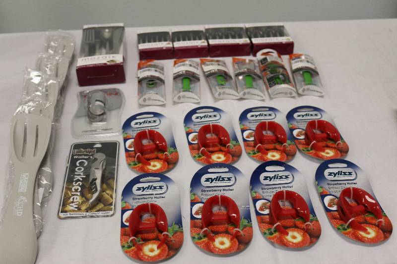 lot 6803 image: Large Kitchen lot - 27 pieces