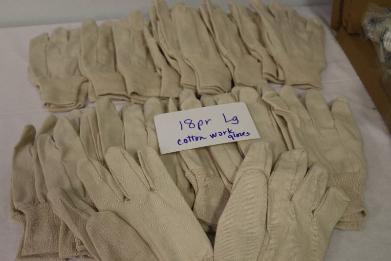 lot 6808 image: 18 Pair Large Cotton Work Gloves