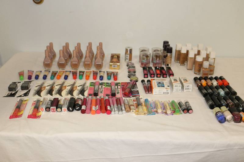 lot 6828 image: Nail and Makeup LARGE lot