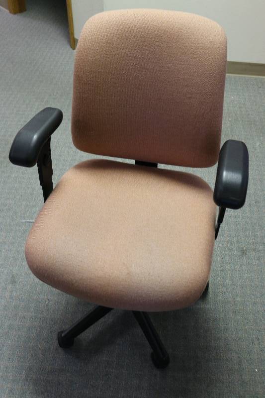 lot 6838 image: Rolling Office Chair