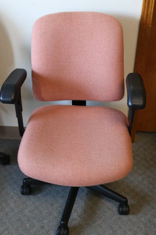 lot 6839 image: Rolling Office Chair