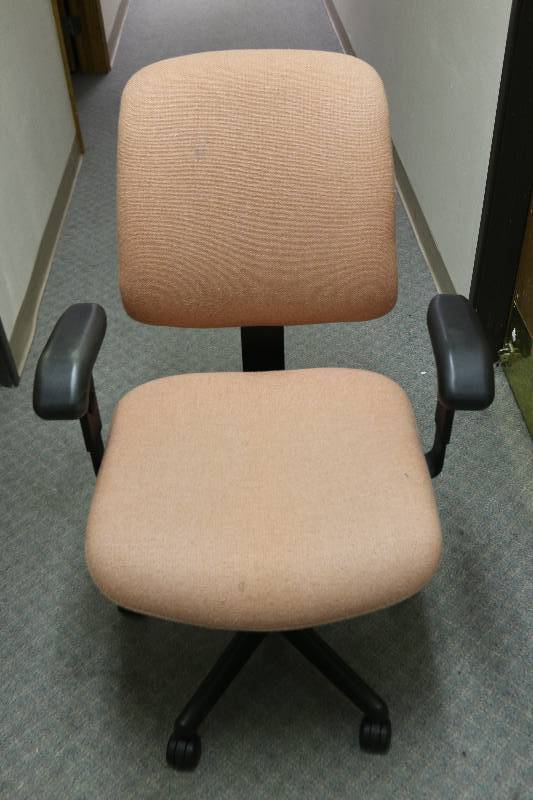 lot 6840 image: Rolling Office Chair