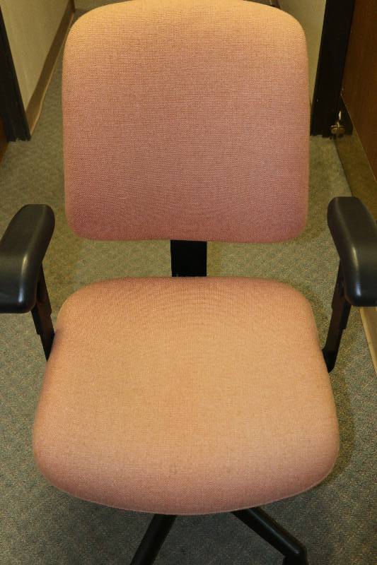 lot 6841 image: Rolling Office Chair