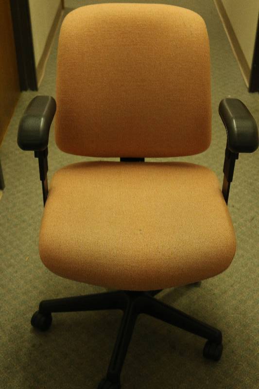 lot 6842 image: Rolling Office Chair