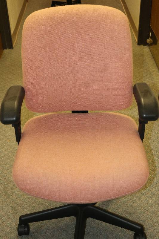 lot 6843 image: Rolling Office Chair