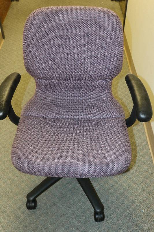 lot 6844 image: Rolling Office Chair