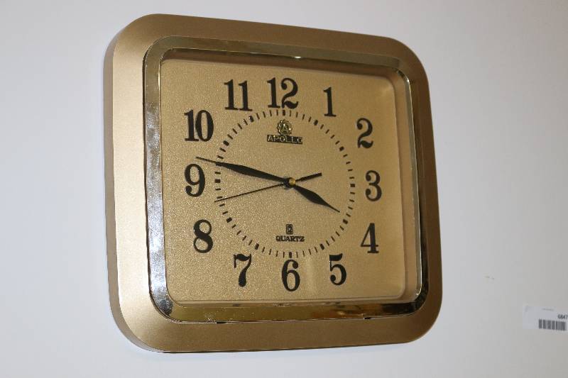 lot 6847 image: Vintage gold Battery Operated Clock