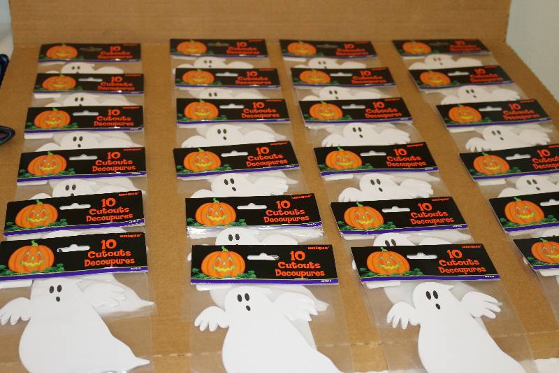 lot 6924 image: 24 Packs Halloween Ghost Cutouts