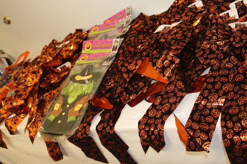 lot 6931 image: Halloween Decor - All NEW - LOTS