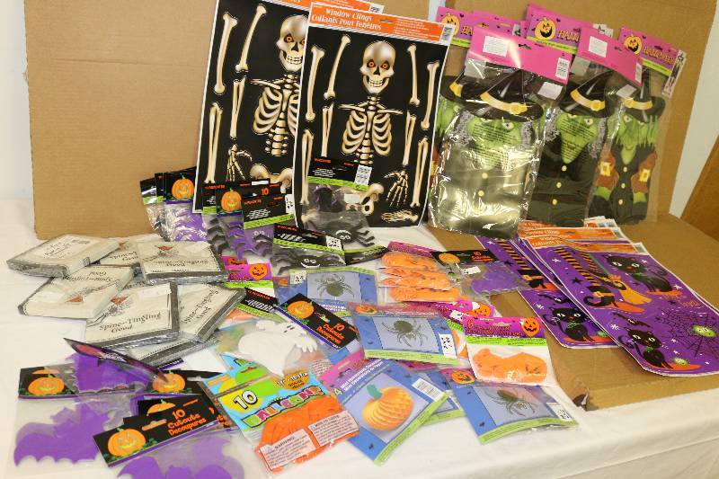 lot 6938 image: Halloween Decor - NEw