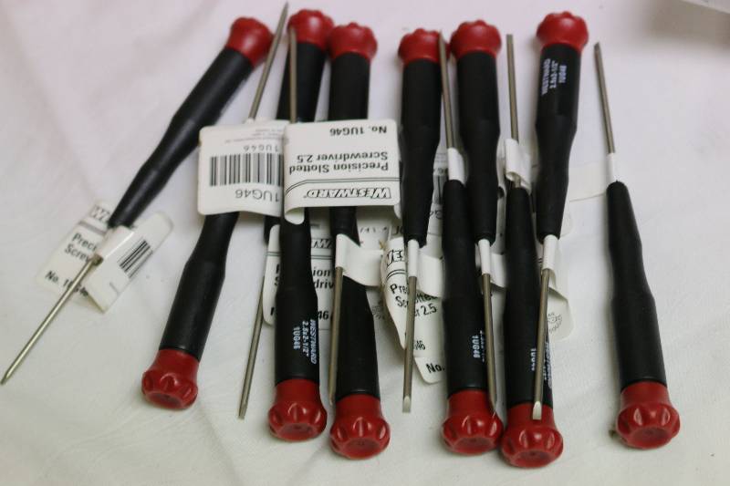 lot 6394 image: 84 Screwdrivers Slotted 2.5mm x 2 in