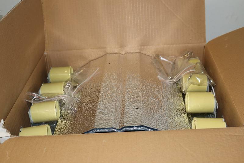 lot 6403 image: Grow Fast Wing Light 8Case
