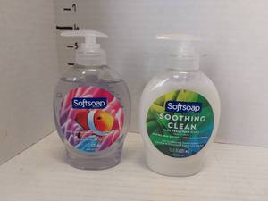lot 40707 image: 2. 7.5 FL OZ Softsoap. 1 with Aloe Vera