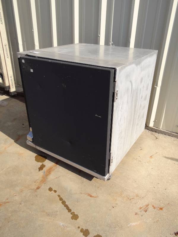 lot 742 image: Metro Half High Heated Insulated Cabinet