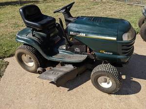 lot 851 image: Craftsman LT1000 42 Riding Mower  Ran And Worked Great When Parked