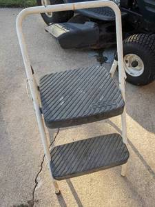 lot 884 image: Cosco Step Ladder