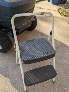 lot 885 image: Cosco Step Ladder