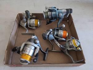 lot 913 image: (5) Spinning Reels
