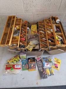 lot 921 image: Tackle Box Filled With Lures  See Pics