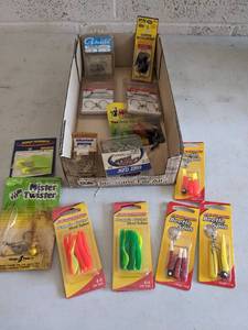 lot 932 image: New Fishing Lures  See Pics