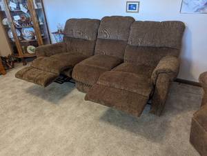 lot 550 image: Lane Griffin Walnut Recliner Sofa. Like New